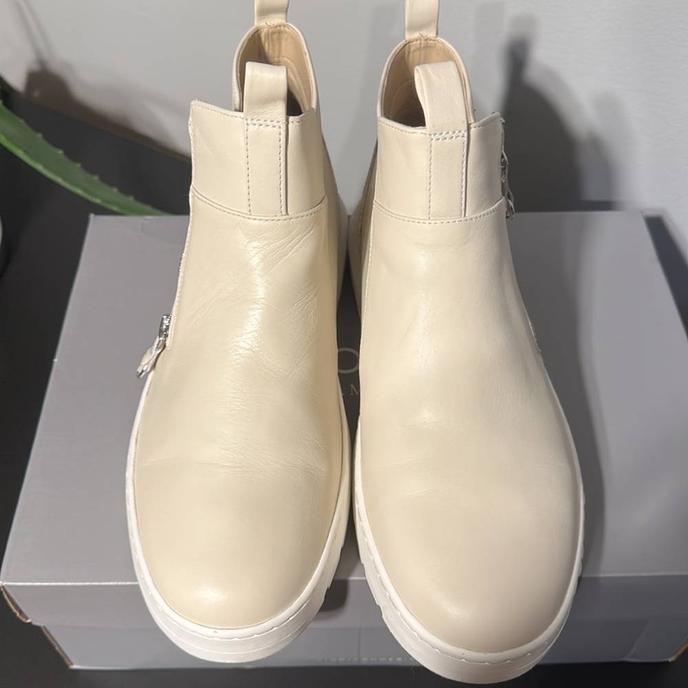 Vionic booties